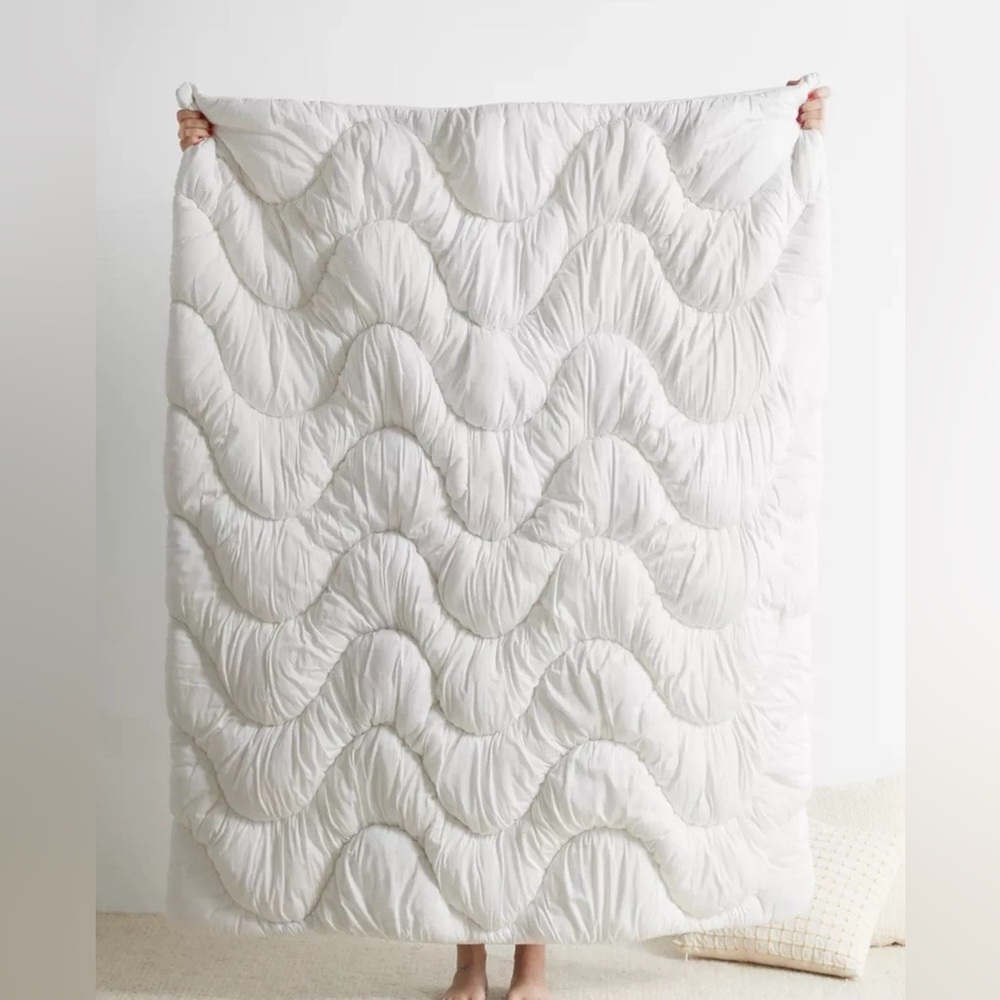 Urban Outfitters Gwendolyn Sateen Puffy Ivory White Throw Blanket BRAND NEW